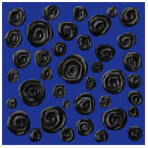 Schwarzes Rosen-Muster, auf tiefem Blau Photoausschnitt