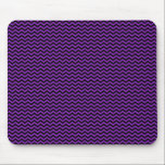 Schwarzes Zickzack auf Lila mousepads