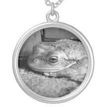 Schwarzweiss-Foto eines Frosches auf einer konkret Personalisierter Schmuck