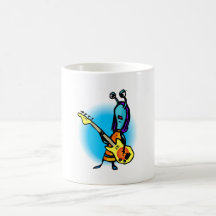 Schwester-alien, das heraus schaukelt teetasse