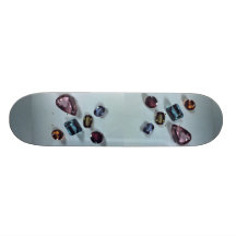 Sechs wertvolle Steine Bedrucktes Skateboard