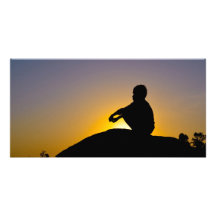 Silhouette des Jungen O-Felsen sitzend Foto Karten Vorlage