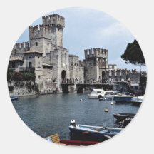 Sirmione Schloss, Südseite, See Garda, Italien Runde Sticker