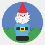 Skandinavischer Gnome im Gras Runde Aufkleber