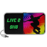 Skateboarding auf Regenbogen-Schmutz Speaker System
