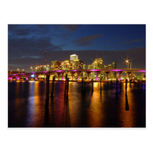 Skyline Miamis Florida an der Nachtpostkarte