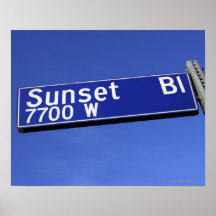Sonnenuntergang-Boulevardzeichen gegen einen blaue Plakatdrucke
