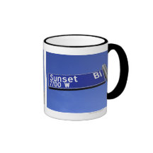 Sonnenuntergang-Boulevardzeichen gegen einen blaue Kaffeetasse