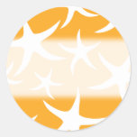 Sonniges orange und weißes Starfish-Muster Runder Aufkleber