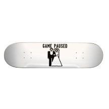 Spiel pausierte Braut u. Bräutigam Skate Board