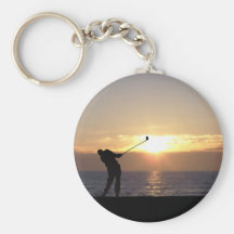 Spielen des Golfs am Sonnenuntergang Schlüsselanhänger