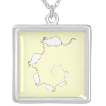 Spirale der weißen Mäuse. Sahnehintergrund Schmuck