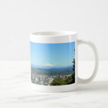 Stadt-Ansicht Portlands, Oregon, Berg-Haubenhinter Tee Tassen