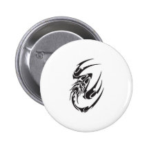 Stammes- Skorpions-Tätowierungs-Entwurf Anstecknadelbutton