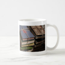 Stapel des alten Buches Kaffee Tasse
