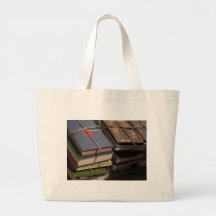 Stapel des alten Buches Leinentaschen