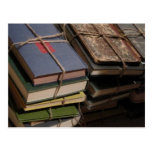 Stapel des alten Buches Postkarte
