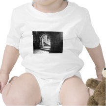 Stein-Treppe-in-Brunnenabtei T-shirts