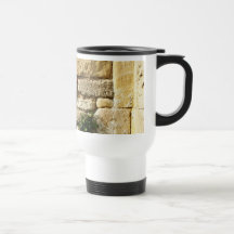 Steinwand. Mit kleiner Anlage Kaffee Tassen