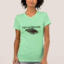 Stellen Sie das Buch gegenüber Shirt