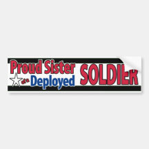 Stolze Schwester eines entfalteten Soldat-Autoaufk