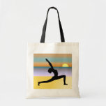 Strand-Yoga-Frau, die Silhouette-Budget-Taschen-Ta