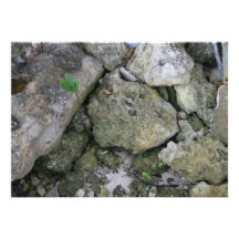 Stützen Sie gezackten Felsen unter, die mit kleine Personalisierte Ankündigung