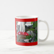 Summenvogel auf Zufuhr Teetasse