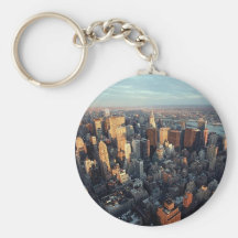 Sun stellt auf New York City Stadt-scape Ansicht e Schlüsselbänder