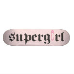 Supergirl Sicherheitsnadel-Buchstabe skateboards