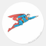 Supermann, der nach rechts fliegt runde sticker