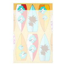 Surfbretter auf dem Promenaden-Sommer-Strand-Thema Druckpapier