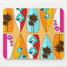 Surfbretter auf dem Promenaden-Sommer-Strand-Thema Mauspads