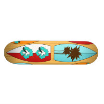 Surfbretter auf dem Promenaden-Sommer-Strand-Thema Bedruckte Skateboarddecks