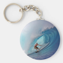 Surfer, der eine enorme Welle surft Schlüsselbänder