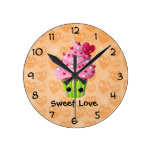 Süßer reizender kleiner Kuchen Wanduhr