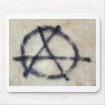Symbol der Anarchie gemalt auf einer Wand Mauspad