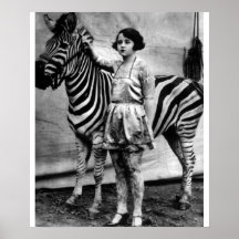 Tätowierte Zirkusdame und Zebra Plakatdrucke