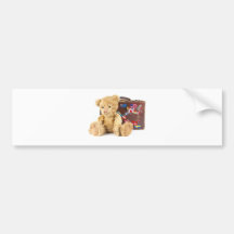 Teddybär und Vintager alter Koffer mit Weltwti Autoaufkleber