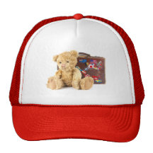 Teddybär und Vintager alter Koffer mit Weltwti Truckermütze