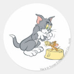 Tom und Jerry füttern die Katze Runder Aufkleber