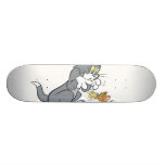 Tom und Jerry füttern die Katze skateboards