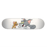 Tom und Jerry machen Gesichter skateboards