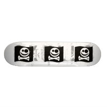 Totenkopf mit gekreuzter Knochen-Flagge. Schwarzwe Bedrucktes Skateboard