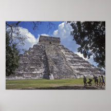 Touristen gehen hinter eine nicht zurückerstattete plakatdrucke