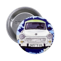 Trabant-Auto, hellblau, Berliner Mauer Anstecknadel
