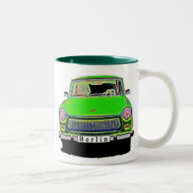 Trabant-Auto im Grün, Berlin Teetasse
