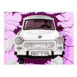 Trabant-Auto und rosa/lila Berliner Mauer Postkarten