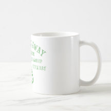 Trinkende wegmomente, die einen stumpfen Tag GRN b Tee Tasse