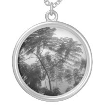 Tropischer Baum Schwarzweiss im Nebel Personalisierte Halskette